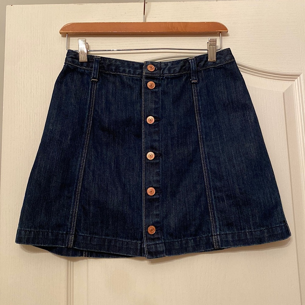 Dark denim button-down mini skirt! Size 4. Brand: Abercrombie & Fitch